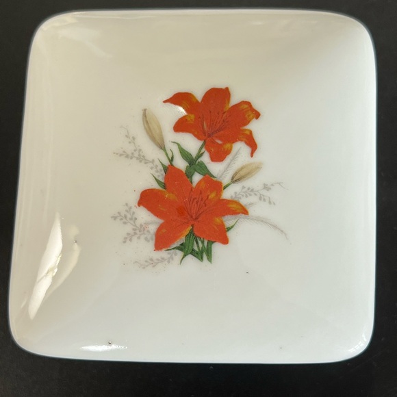 1980s Vintage porcelain trinket box - Picture 1 of 8